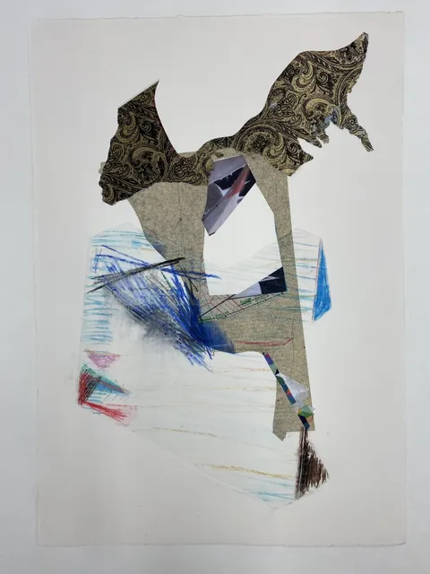 Collage van goudkleurig patroonpapier, blauwe krijtlijnen en transparante beige vormen
